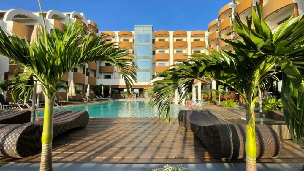 Hôtel Marina Beach 4 étoiles à Tamatave, Madagascar, avec vue sur la piscine et le bâtiment principal